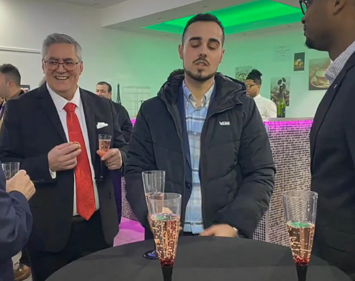 Jantar de Homens e Mulheres de Negócios em Paris