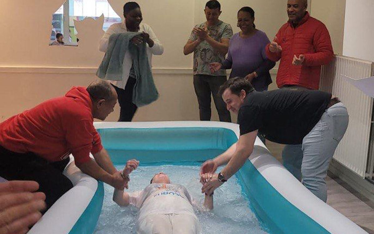 Baptême dans les Eaux au Siège National de la Belgique – Bruxelles.