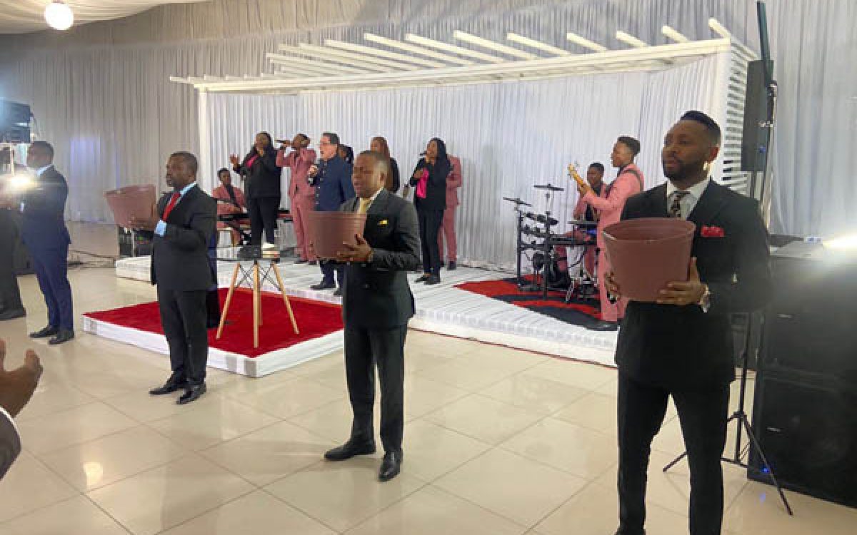 LOUVOR E ADORAÇAO NO TERRENO DA MICHA NO LUBANGO-HUILA